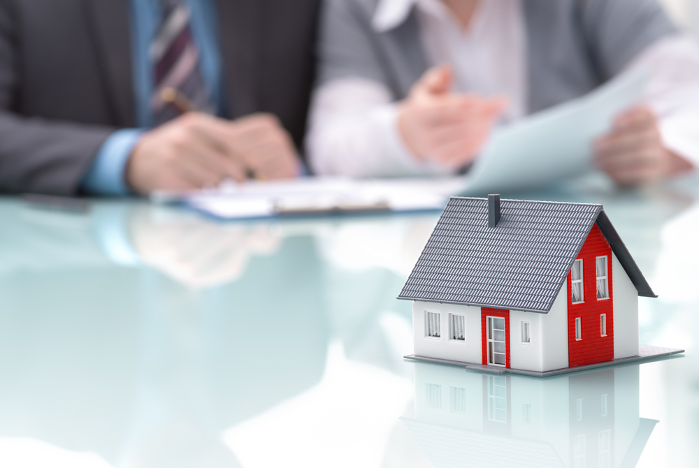 Image-of-tiny-house-on-a-desk